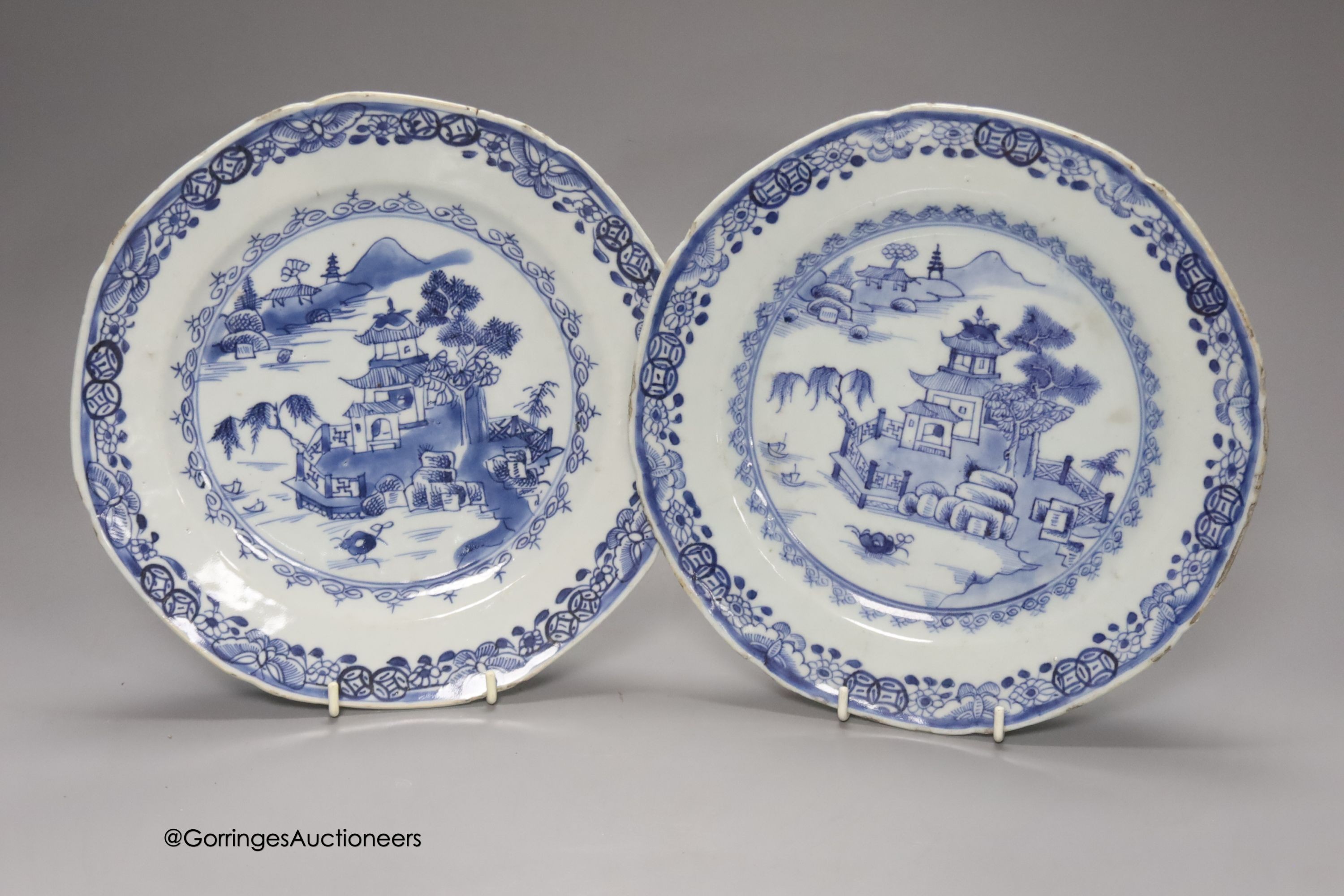 A pair of 18th century Chinese Export blue and white plates, diameter 23cm Dia 23cm